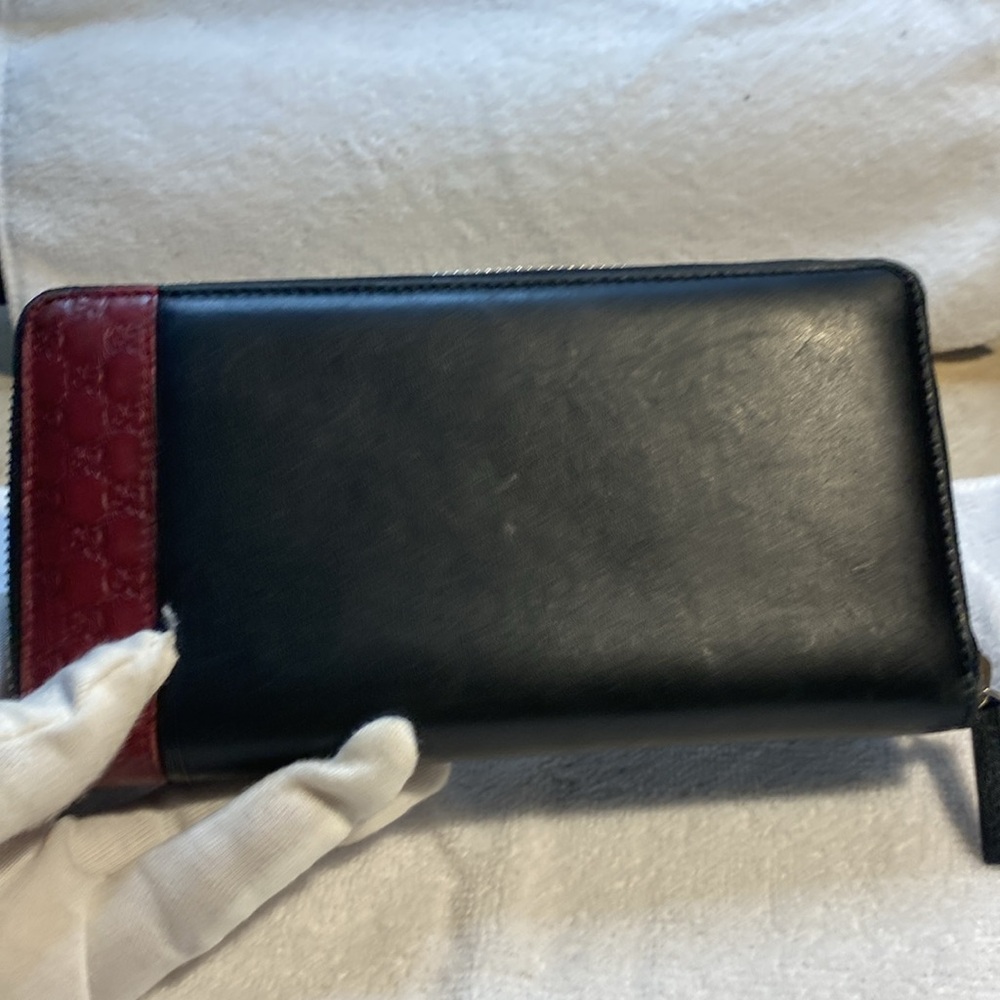 Gucci authentic blk long leather zippy wallet with GG trim
